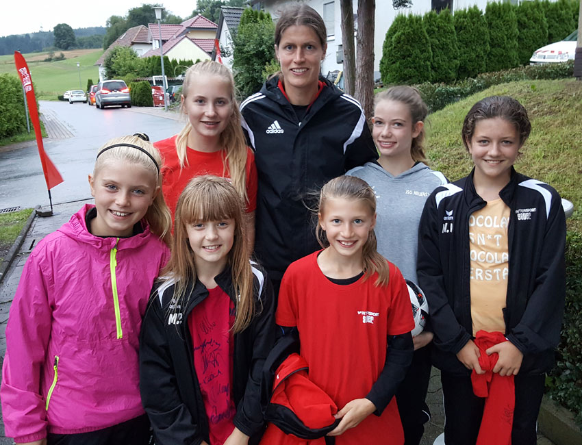 Gruppenbild mit der zweimaligen Weltmeisterin und ehemaligen Spielführerin der Nationalmannschaft und des 1. FFC Frankfurt, Kerstin Garefrekes, die jetzt Co-Trainerin ist.