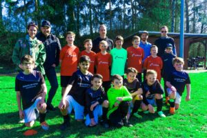 Die jungen Fußball-Kids und das VdSIS-Team am Drehset