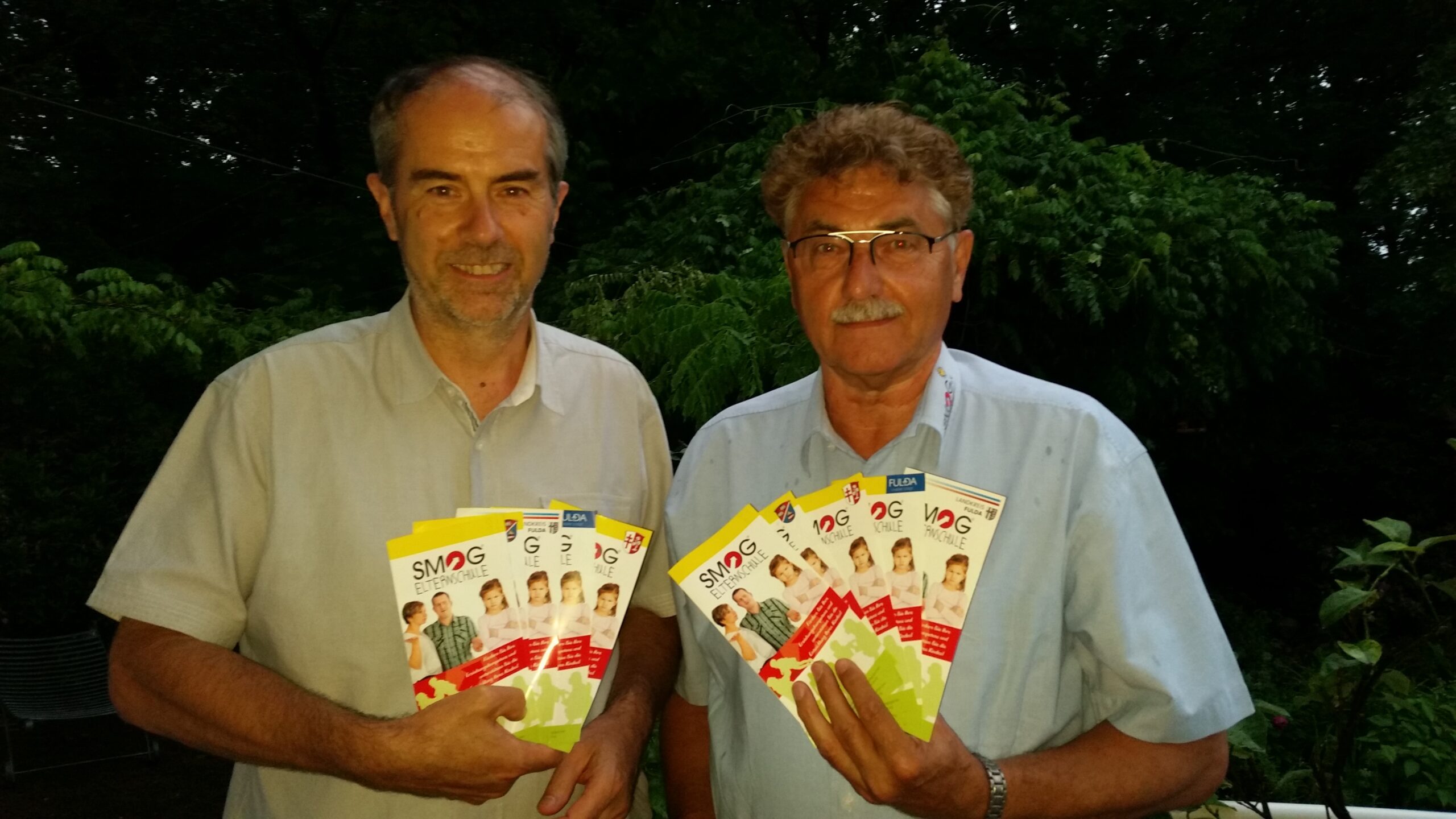 (v. l.) Dr. Wolfram Geiger und Erwin Maisch mit den neuen Flyern