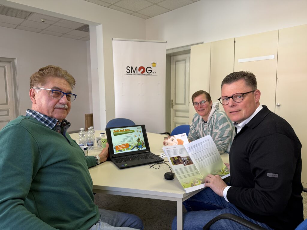 Erwin Maisch, Heide Aust, Wilhelm Gebhard, bei der Präsentation im Gespräch