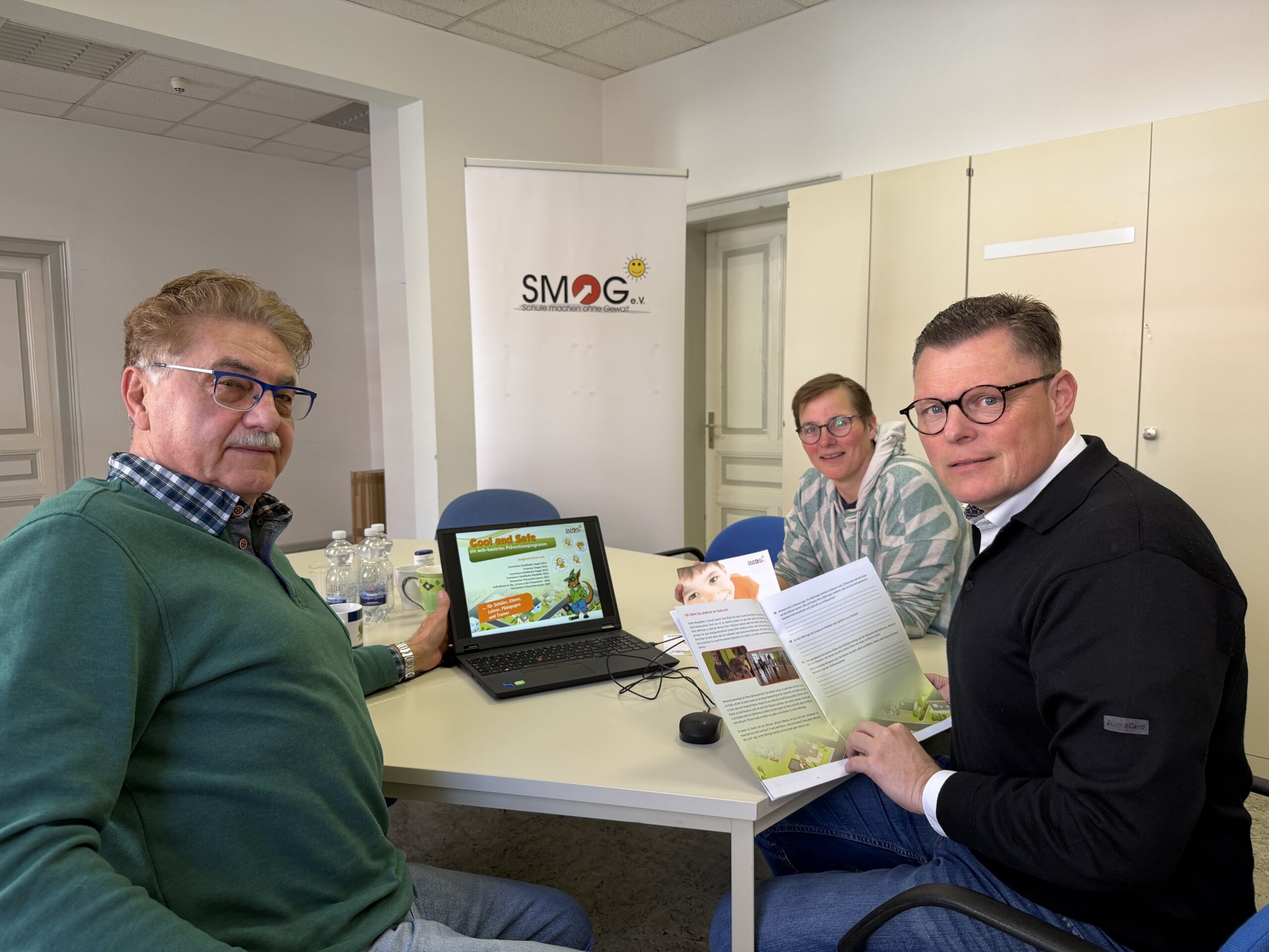 Erwin Maisch, Heide Aust, Wilhelm Gebhard, bei der Präsentation im Gespräch