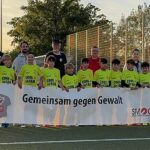 Gruppenfoto mit Banner